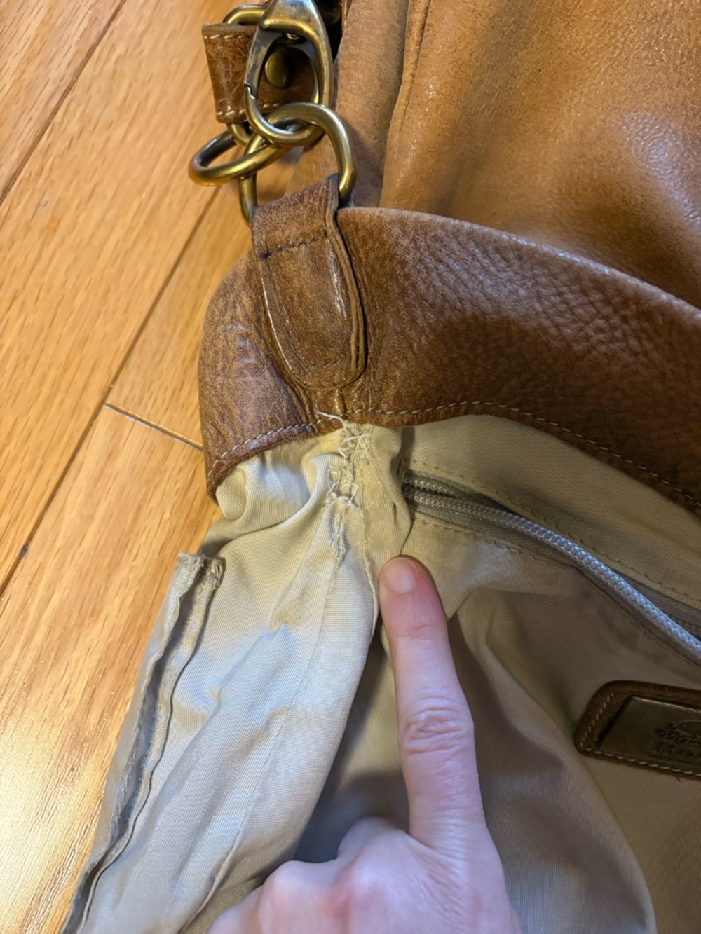 Roots Olivia Tan Leather Shoulder Bag with crossbody strap, made in Canada - Picture 8 of 16